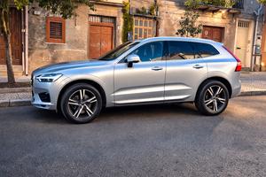 Volvo XC60 D4 R-Design – tetto panoramico 