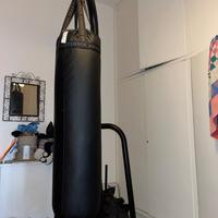 Sacco da boxe con struttura e pesi