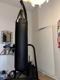 Sacco da boxe con struttura e pesi