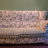 Divano letto e poltrona con puff