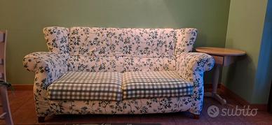 Divano letto e poltrona con puff