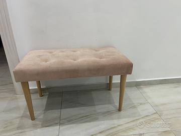 Panca rosa con piedi in legno