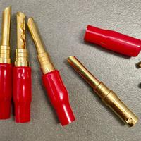 8 connettori Hi-Fi alta qualità per bi-wiring