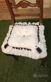 sedia antica impagliata con cuscino fatto a mano