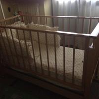 Lettino in legno per bambini