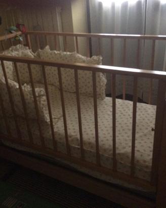 Lettino in legno per bambini