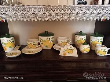 Servizio limoni tazze porta sale zucchero caff