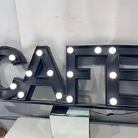 Insegna CAFE con lettere scatolate in metallo