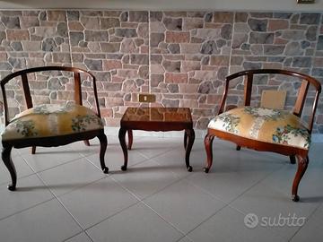 Coppia di poltroncine a pozzetto