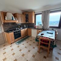 Cucina in legno - in blocco col resto arredamento