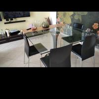 tavolo in cristallo con sedie in pelle