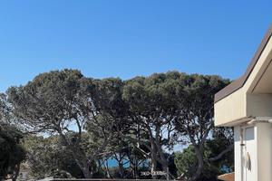 Attico panoramico a Castiglioncello: luce e riserv