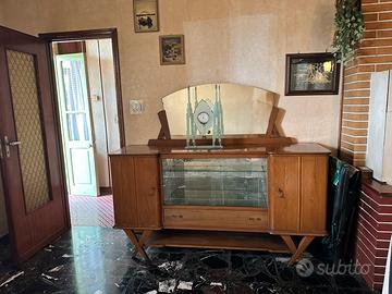 Sideboard con vetrina e specchio