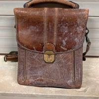 Vecchia borsa tracolla in pelle