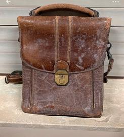 Vecchia borsa tracolla in pelle
