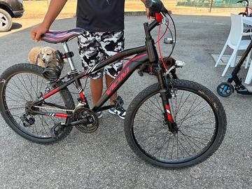 Bici ragazzo e monopattino