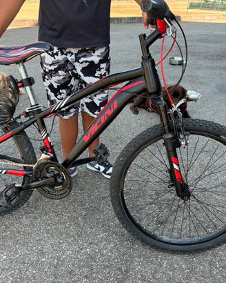 Bici ragazzo e monopattino