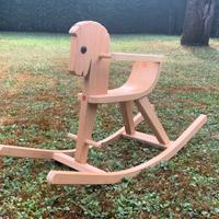 Cavallo a dondolo in legno