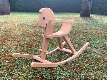 Cavallo a dondolo in legno