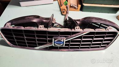 Volvo S60 calandra con logo e specchietti 