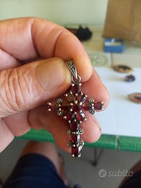 croce in argento con granate