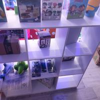 scaffali espositori bianchi