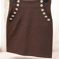 Gonna marrone con bottoni decorativi