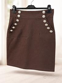 Gonna marrone con bottoni decorativi