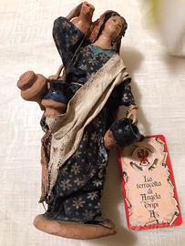 Angela Tripi .Figura donna con 6 anfore  .