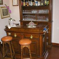 Bottigliera con bancone bar