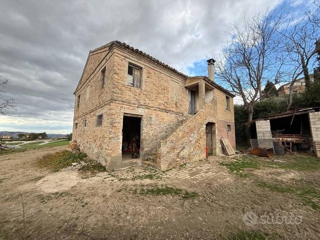 GRANDE CASALE CON ZONA PANORAMICA A RECANATI