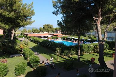 Bilocale con terrazza in residence con piscina