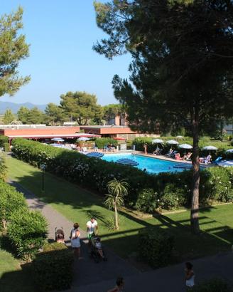 Bilocale con terrazza in residence con piscina