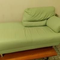 Divano pelle verde con tavolino pouf