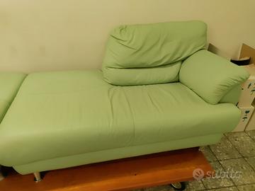 Divano pelle verde con tavolino pouf