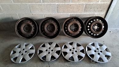 4 cerchi  r15 acciaio e 4 copriruota Nissan Micra 
