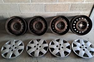 4 cerchi  r15 acciaio e 4 copriruota Nissan Micra 