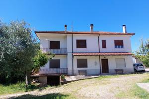 Casa con terreno e locali