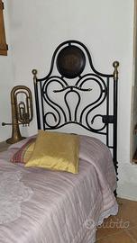 Letto singolo antico in ferro battuto e ottone