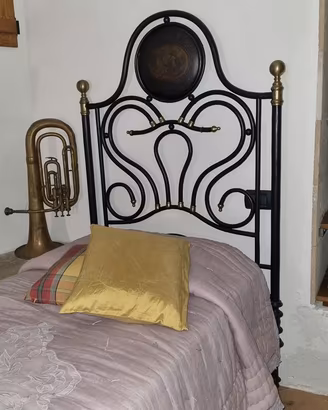 Letto singolo antico in ferro battuto e ottone