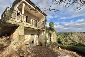 Rustico / Casale di 80 m² con 3 locali e box auto 