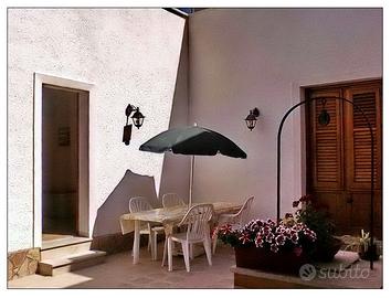 Colombo 40: 8 posti/doppi servizi/350 m dal mare