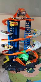 parcheggio Hot Wheels con dinosauro