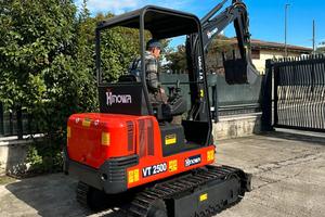 E155 Escavatore 24 q Hinowa VT2500 allargabile