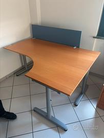 Scrivania da ufficio con cassettiera