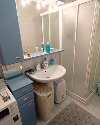 mobiletto bagno laccato azzurro