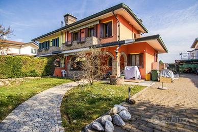 Villa di 208 m² con più di 5 locali a Sant'Angelo 