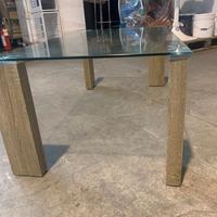 tavolo basso di vetro