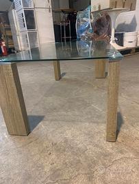 tavolo basso di vetro