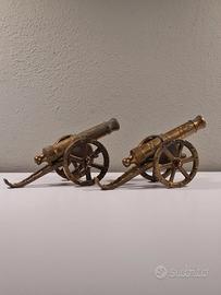 Coppia di cannoni ornamentali in miniatura vintage